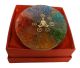 Orgonit-Untersetzer Modell Chakra, verpackt in einer schönen roten Geschenkbox.