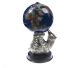 Globe de pierres précieuses Lapis Lazuli debout sur un ours. Avec une belle qualité de Lapis Lazuli 