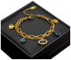Goldfarbenes Armband mit Strasssteinen in Form des bösen Blicks, reich verziert mit einigen blauen facettierten Steinen.