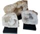 Bergkristal geode “groot” geplaatst op luxe sokkel.
