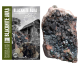 Natürlicher irisierender Eisen-Goethit aus Blacknite mit Covelien- und Bornit-Quarzclustern aus Ambositra in Madagaskar.