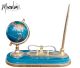 Luxe bureauset van Turkoois. Avec notamment un beau globe et un stylo dans un support.