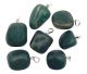 Pendentifs percés de néphrite, variété de jade vert d'Inde avec épingle en argent percée et œil suspendu.