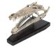 Crocodile argent sur base de bois