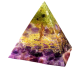 Pyramide d'orgonite violette avec arbre de vie améthyste et péridot.