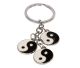 Yin-Yang-Schlüsselring mit 3 emaillierten Yin-Yang-Anhängern kombiniert an einem Schlüsselring.