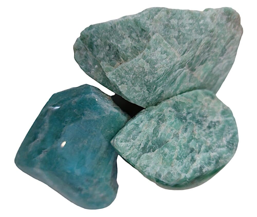 Amazonite brute taillée sur une face, provenant de Madagascar.