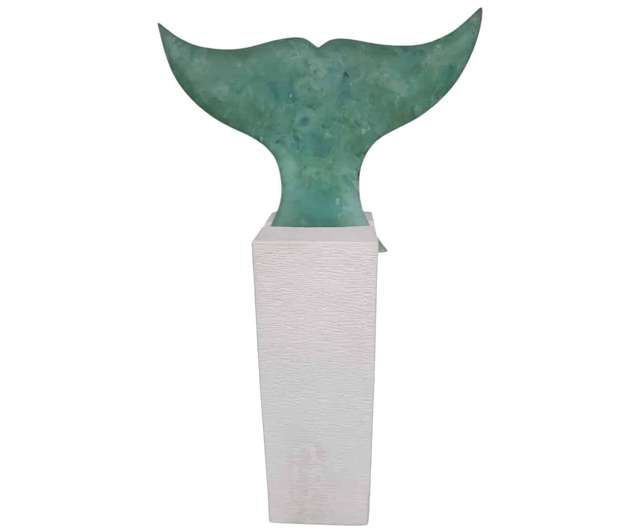 queue de baleine en jade sur piédestal.jpg