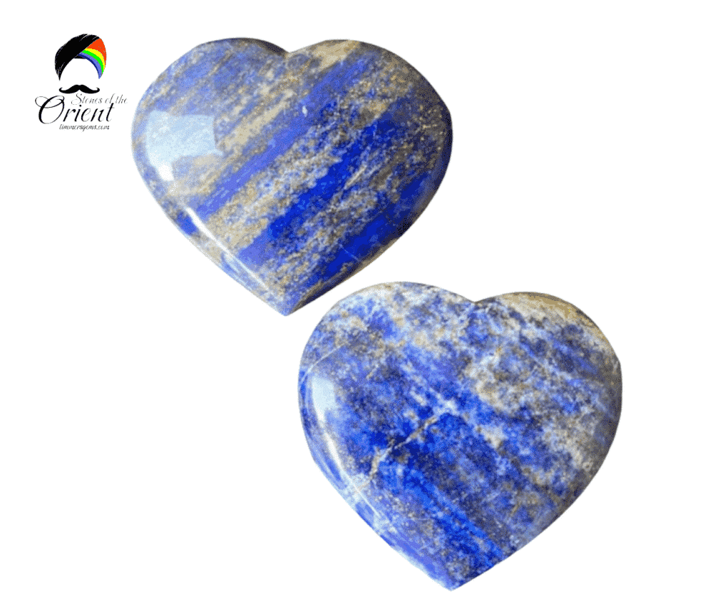 Handgeschnittene Herzen aus Lapislazuli aus Pakistan.