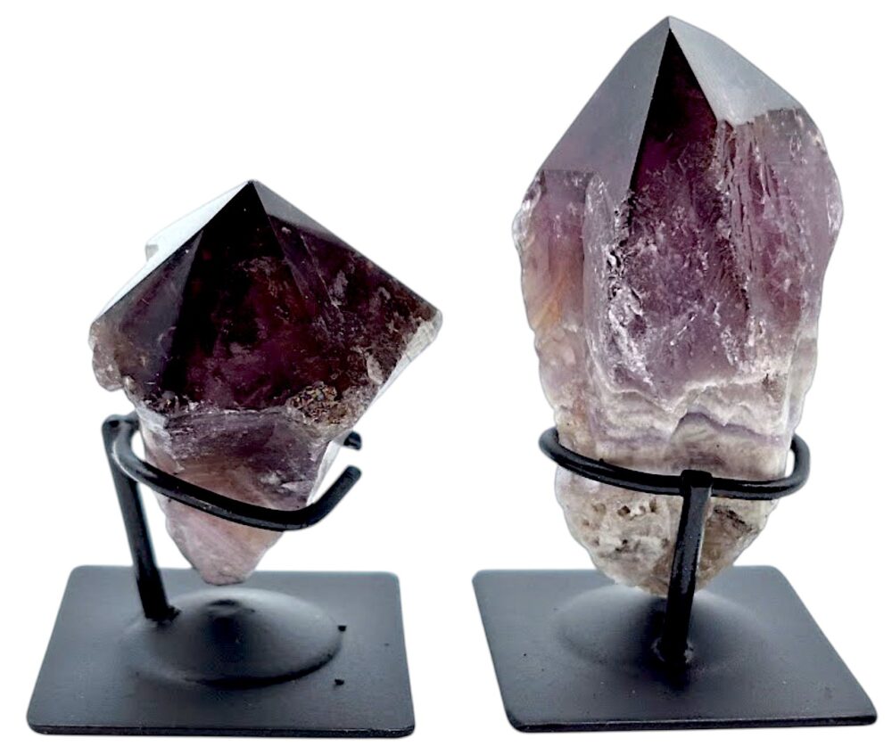 Petites pointes d'améthyste de Bahia, Brésil – sur un support en métal noir.