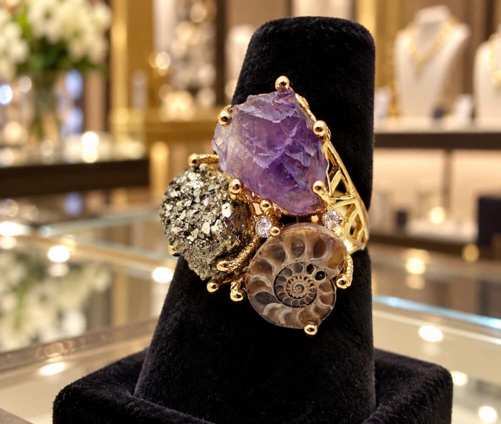 Ring mit Pyrit, Amethyst und Ammonit.